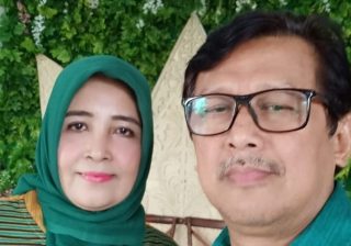 Prof. Djoko Dari UM dan Ibu Memakai Lurik Klaten