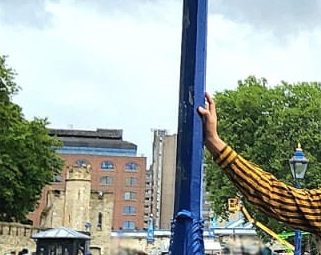 Lurik Klaten di tower bridge – London UK